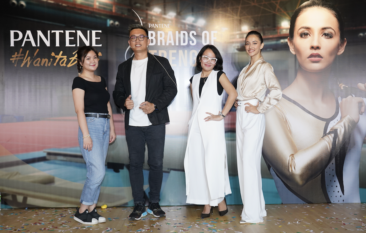 At the launch of Pantene’s Braids of Strength campaign, Gibson Loong, Founder and Hairstylist of Shawn Cutler Bangsar demonstrated the perfect way to braid hair for sports. Joining him on stage were Ms Anggia Pulungan, Haircare Commercial Director of P&G Malaysia and Farah Ann Abdul Hadi, campaign ambassador for Pantene’s Braids of Strength campaign. 