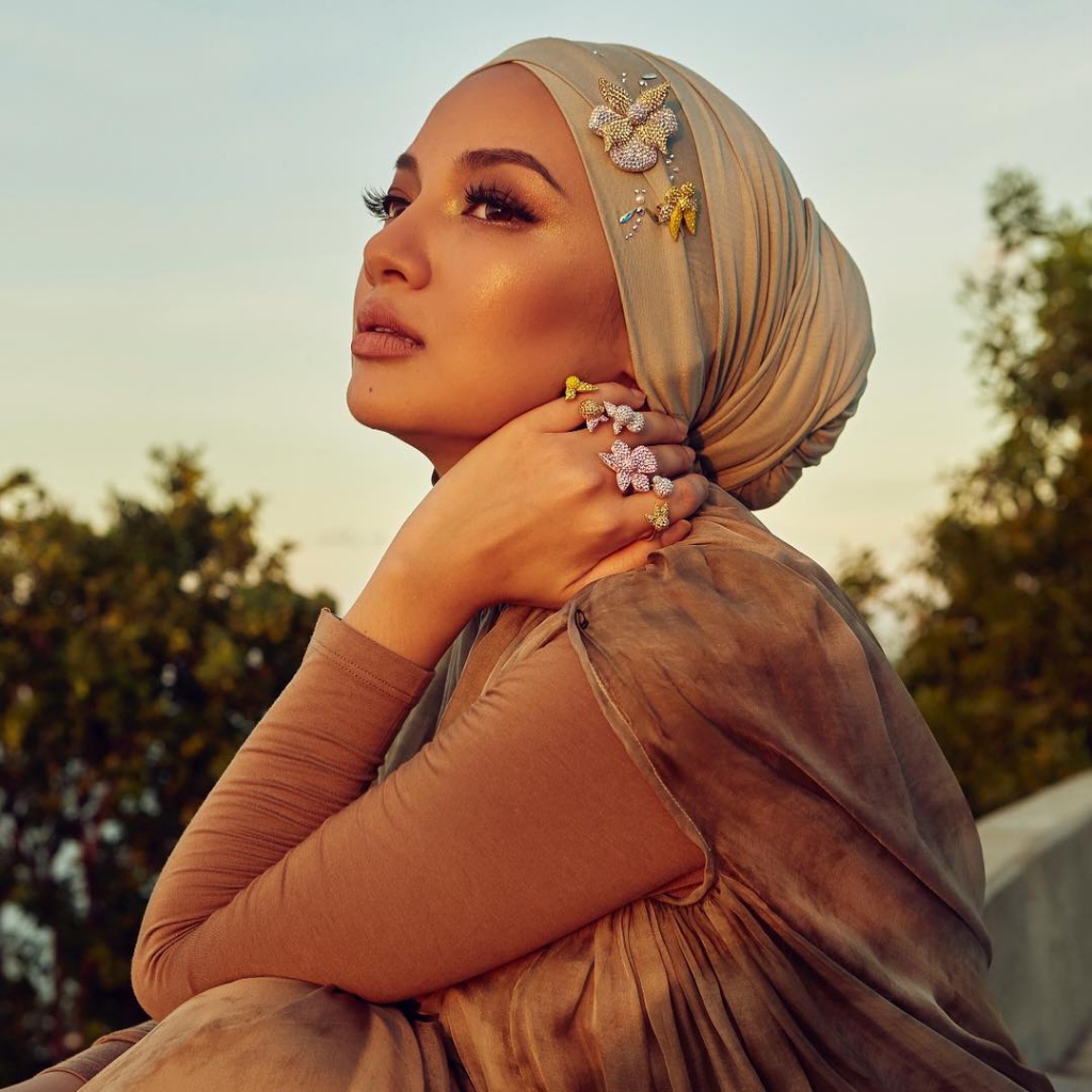 Neelofa wore a dark brown eyebrow shade to match with her light coloured hijab. (Credits: www.xtra.com.my)