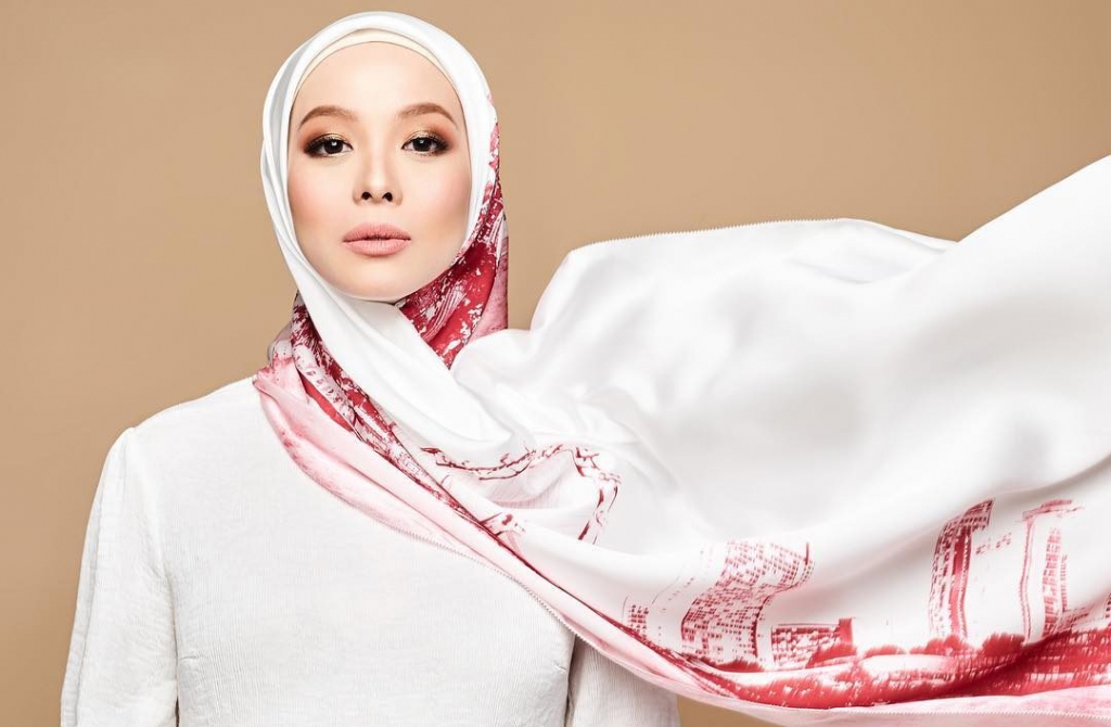 Vivy Yusof matched her eyebrow shade to her hijab's red tinged pattern with a reddish brown shade. (Credits: www.gincugula.com)