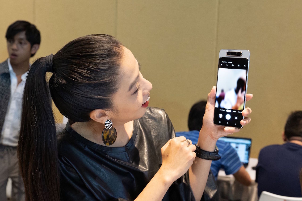 Picture 6_ Chrystina Ng, Host of E! News, checking out rotating camera setup of the new Galaxy A80