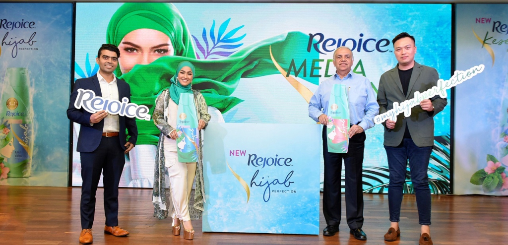 (from left to right) Mr. Sahil Sethi, Beauty Commercial Director for P&G Malaysia; Elfira Loy; Datuk Wira (Dr) Haji Ameer Ali Bin Mydin, Marketing Director of Mydin Mohamed Holding Bhd.; Kok How Goh, National Sales Manager of P&G Malaysia during the official launch of Rejoice Hijab Perfection Series. 