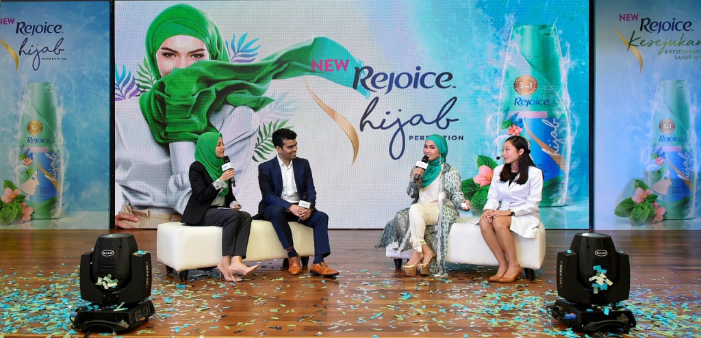 (second from left to right) Mr. Sahil Sethi, Beauty Care Commercial Director, P&G Malaysia, Elfira Loy, and Dr Rebecca Kan, Principal Scientist for P&G Asia Pacific Haircare sharing their thoughts on the new offerings from Rejoice at the talk show.