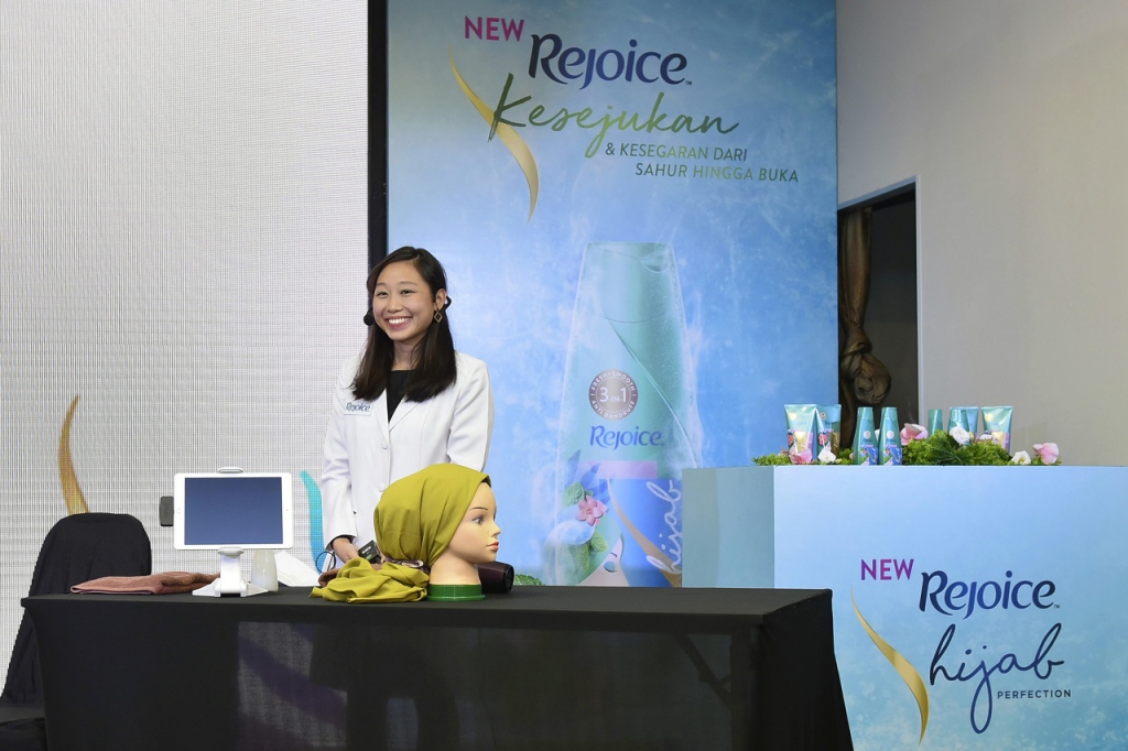Dr Rebecca Kan, Principal Scientist for P&G Asia Pacific Haircare sharing the breakthrough innovation with a live demonstration of how Rejoice Hijab Perfection Series works. 
